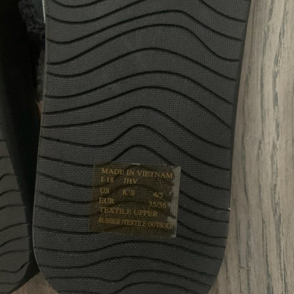 NWT REEF UNISEX KIDS AHI MONSTERS BLACK SANDALS SIZE 4/5 - Picture 5 of 6